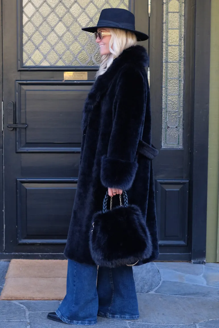 Astrid Kåpe Sort